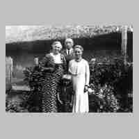 106-0072 Robert und Elisabeth Hollstein mit Sohn Walter und einer Tante im Jahre 1936.jpg
